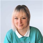Profesora que imparte clases de Idiomas y Arte de la forma online igual para los niños y adultos